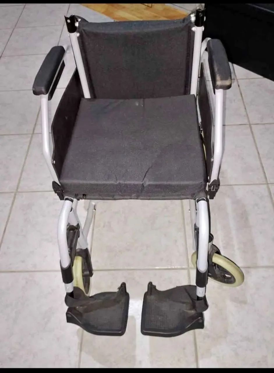 Vendo cadeira de rodas de alumínio  - Foto 2