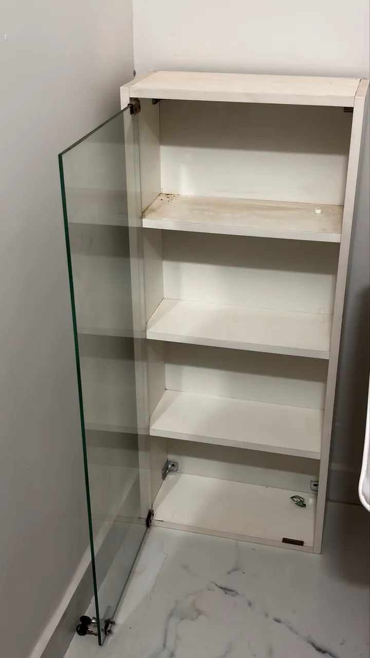 Armário vitrine com chave 
