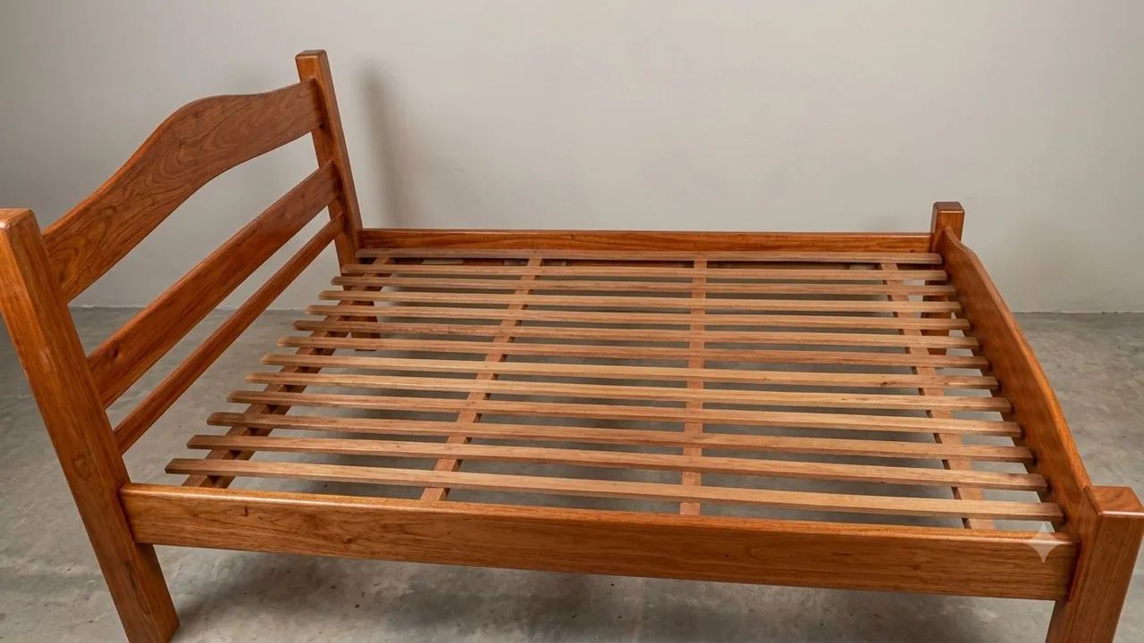 Cama de casal mogno