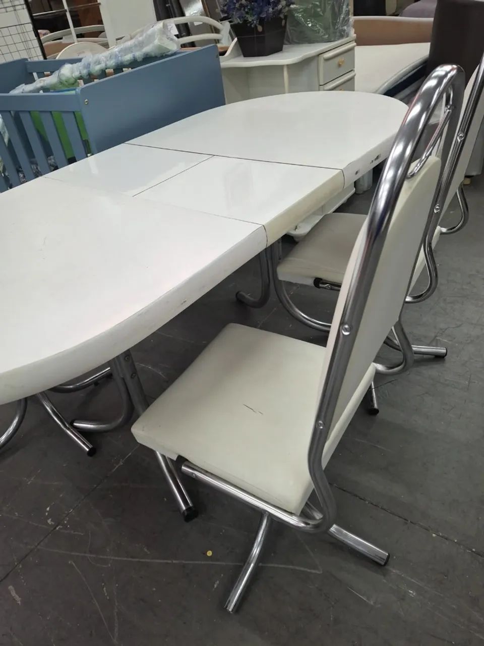 Mesa extensiva com 3 cadeiras giratórias 