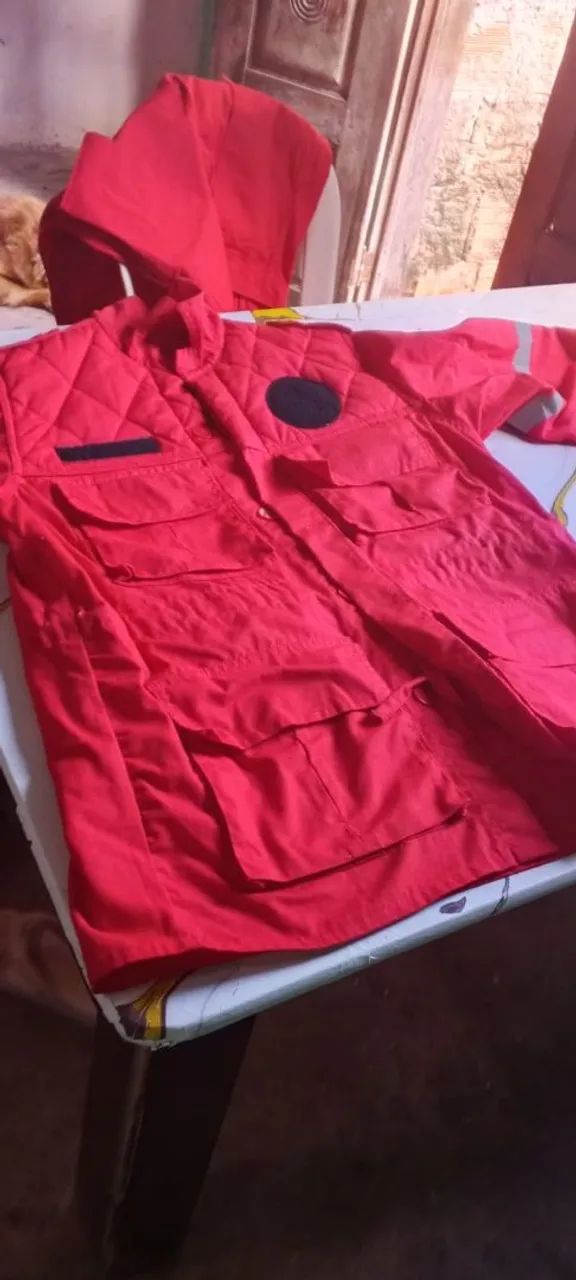 Estou vendendo uma roupa de bombeiro civil.