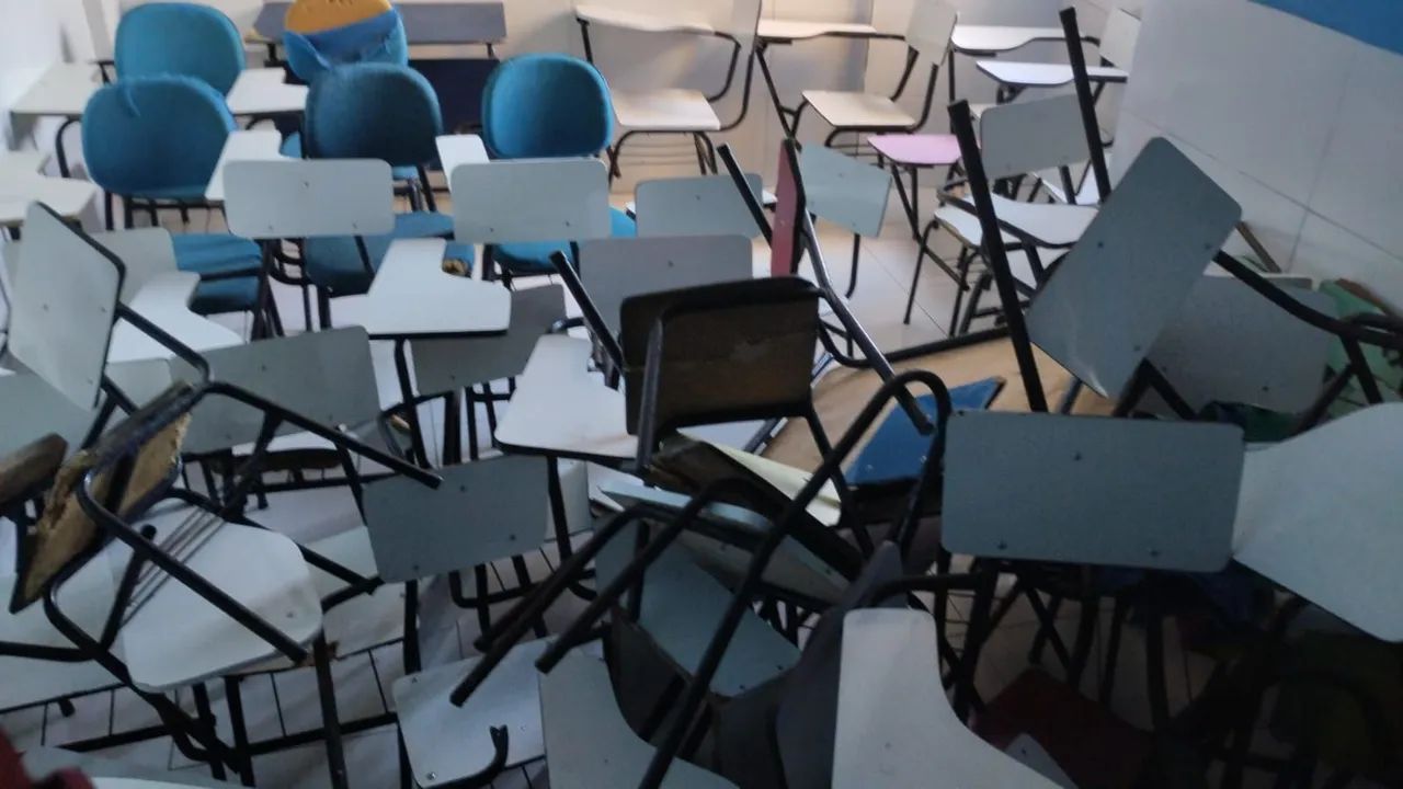 School desks in various sizes435654145952327684
