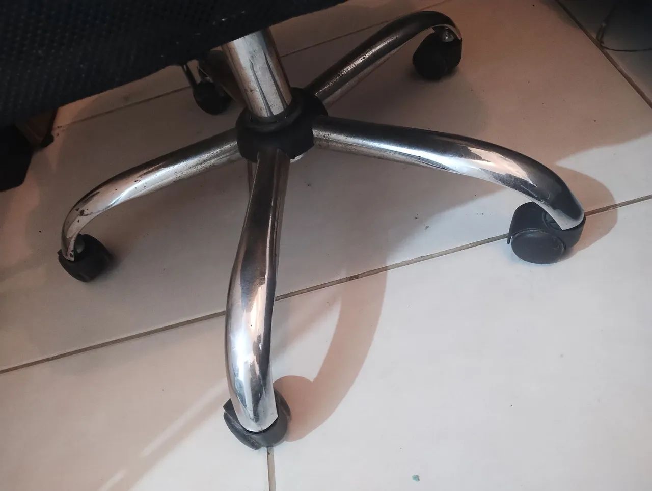 Vende-se cadeira de escritório e mesa  - Foto 2