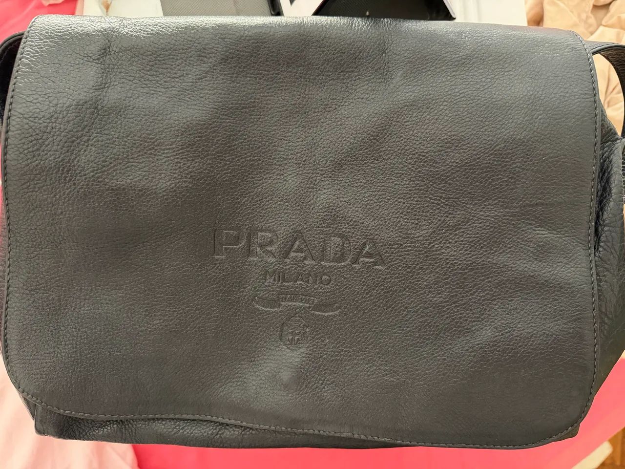 Bolsa Prada em couro legítimo, com logo em relevo  - Foto 5