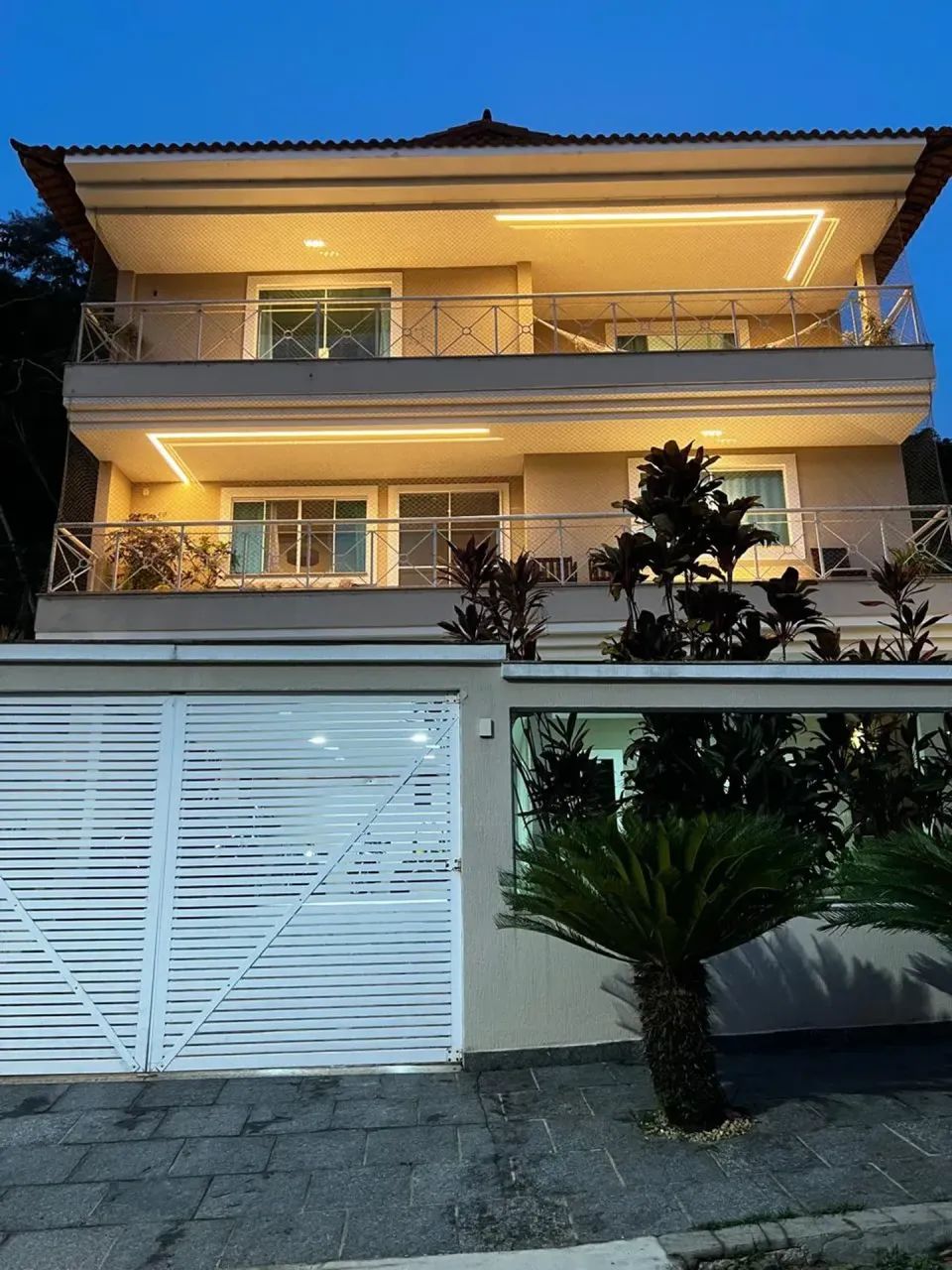 casa com placa solar, no Passaredo, com 4 suítes, piscina, churrasqueira e garagem para 4 