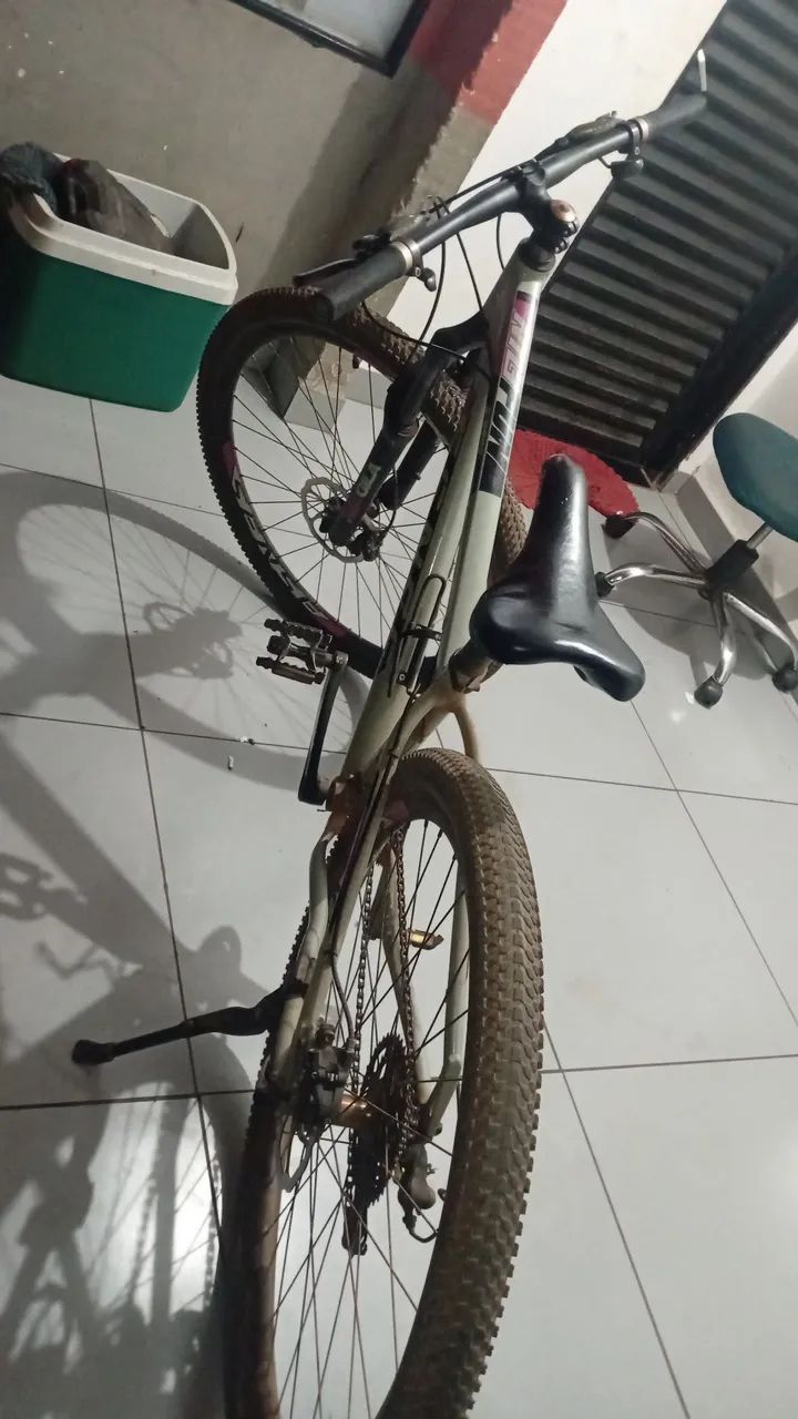 VENDO BICICLETA ARO 29 COM 3 MESES DE USO - Foto 2