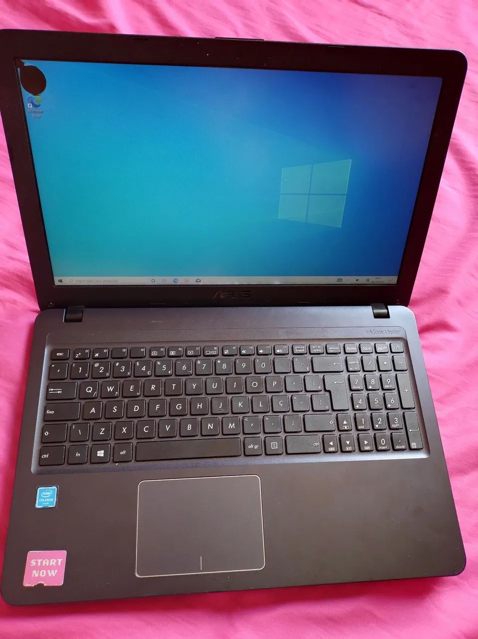 Notebook Asus detalhe na tela 