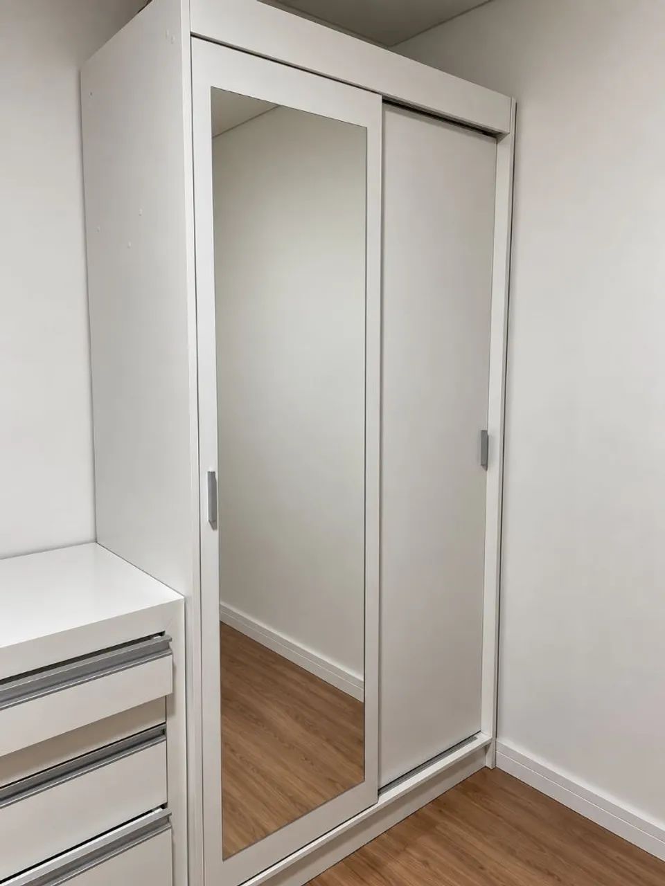 Roupeiro marca Madessa com portas de correr