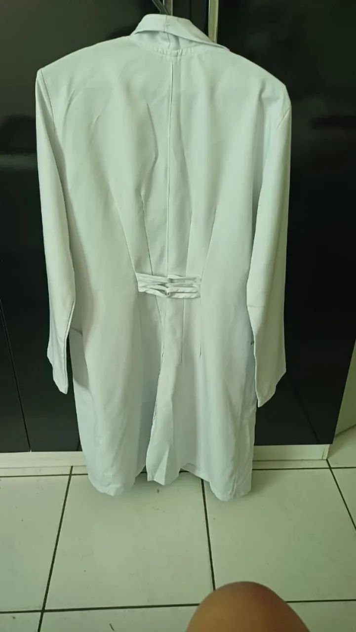 Vende se 2 jalecos Brancos