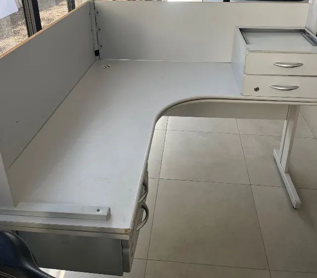 Mesa de escritório, estação de trabalho.