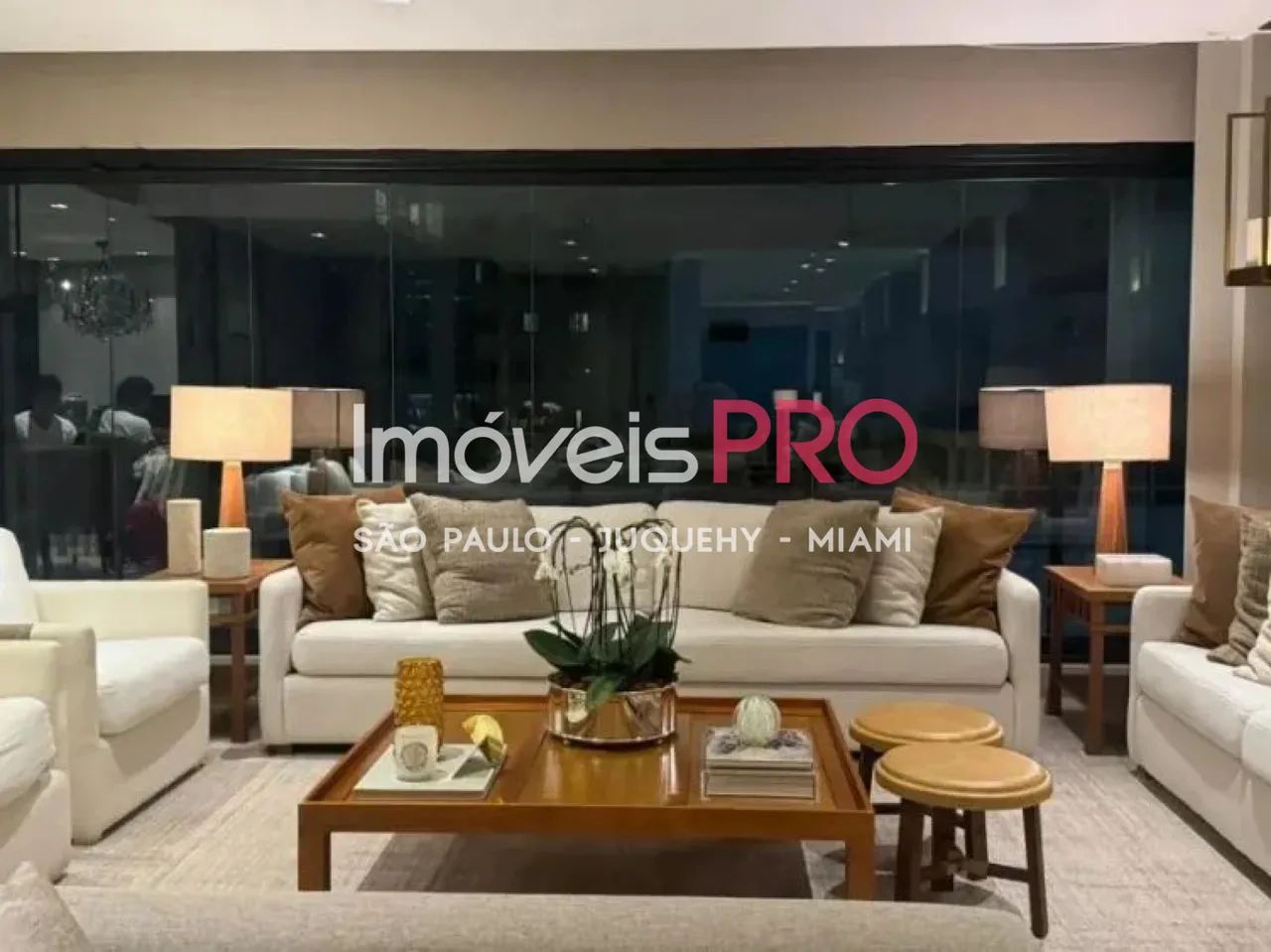 Apartamento com 03 suítes em Moema