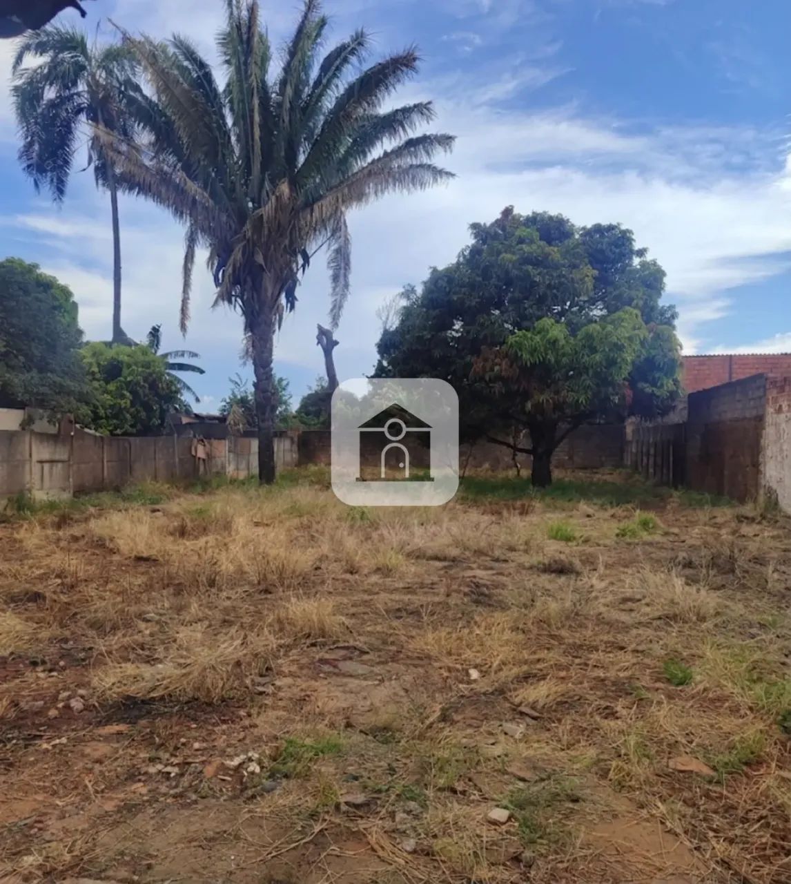 Terreno Plano, Murado e com Portões Próximo à Avenida Minas Gerais