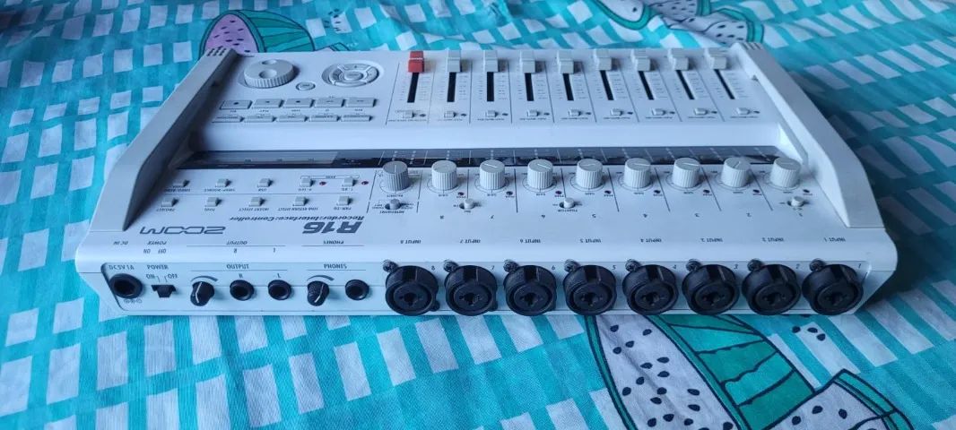 Mesa e placa de gravação Zoom R16 com CD de programa Cubase original - Foto 4