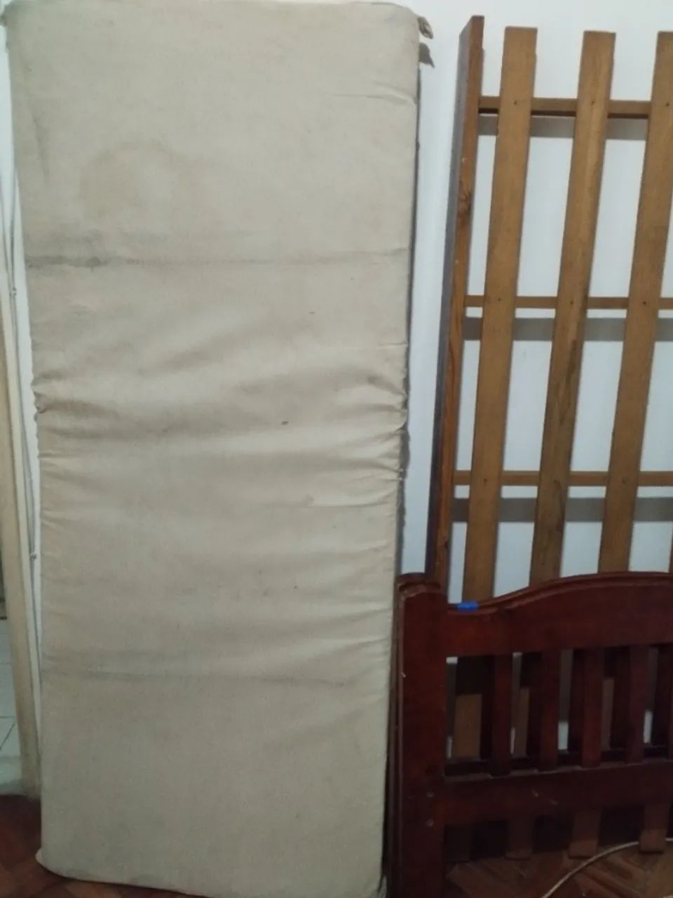Cama solteiro em madeira maciça com colchão