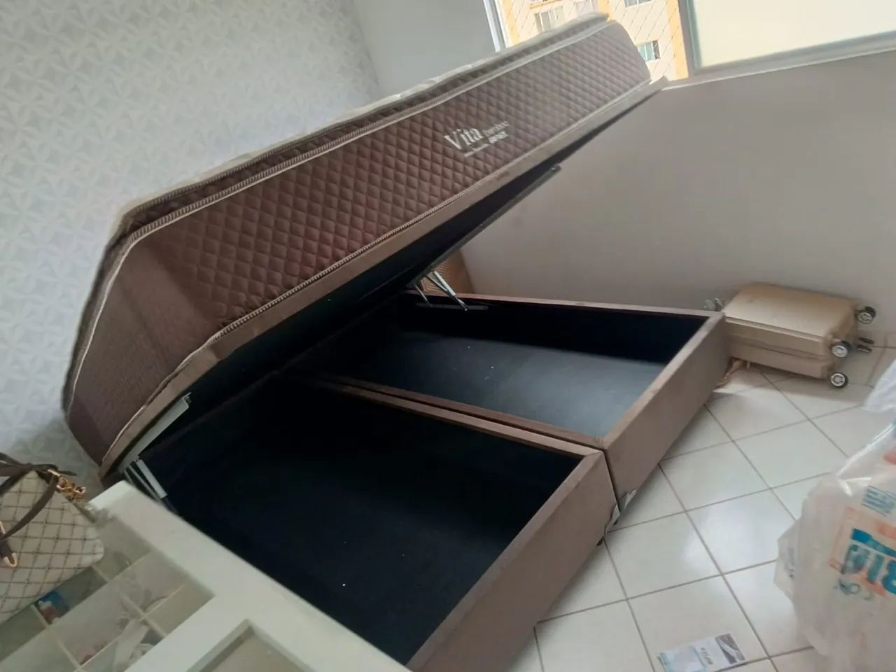 Cama super King com a base baú e colchão d33