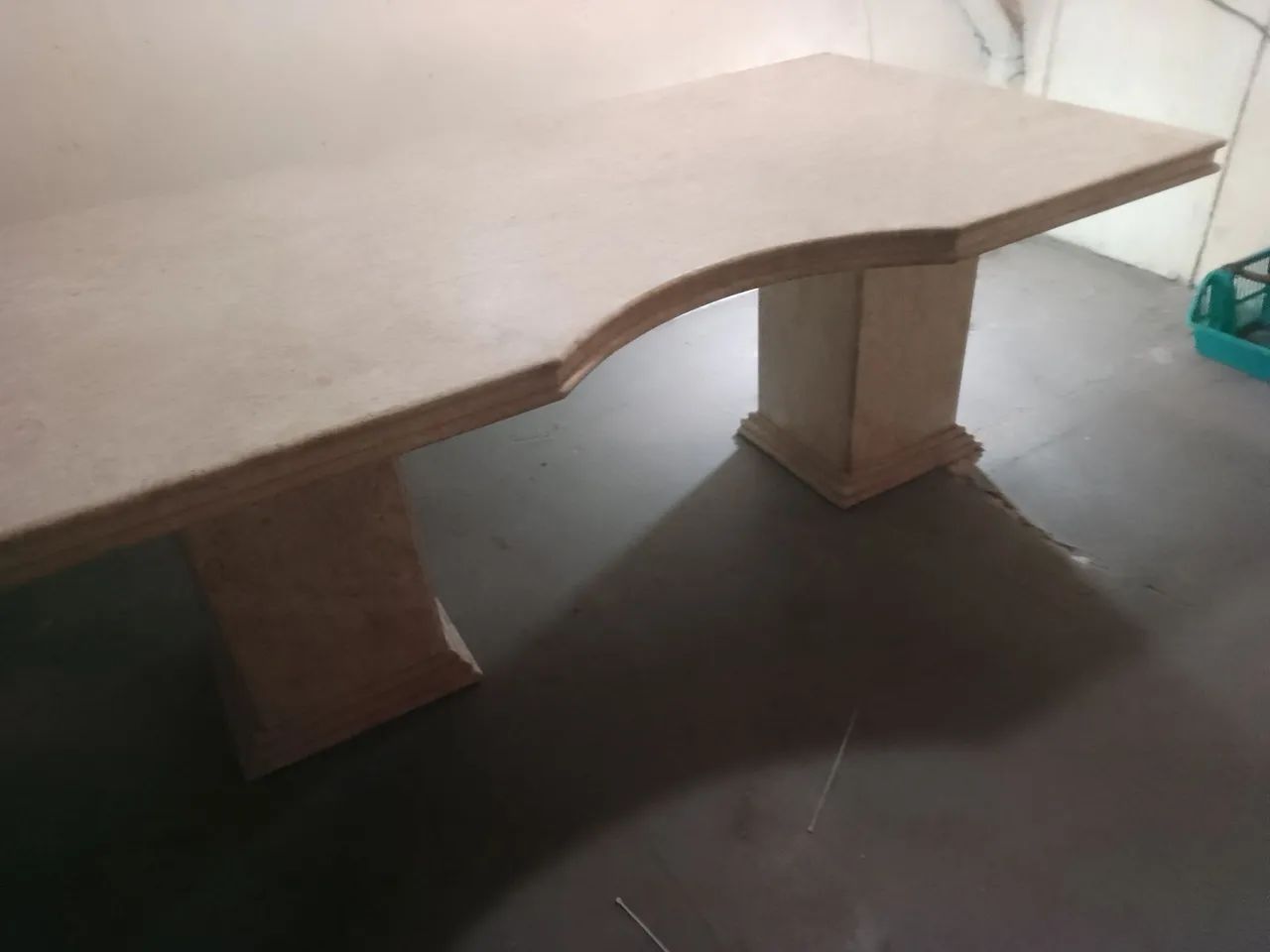 Mesa de mármore de 2,00x1,10 com pés em mármore e tampo de vidro 