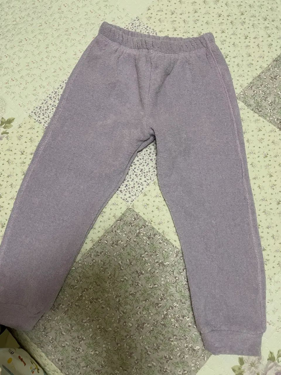 Este é um conjunto de moletom infantil verde com capuz e bolso canguru. - Foto 2