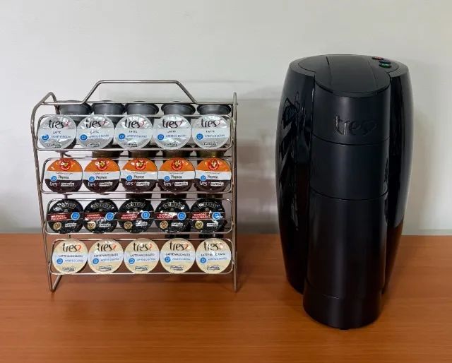 Máquina de Café Três Corações - LOV - 110V - Preta - Com Suporte e 34 Cápsulas