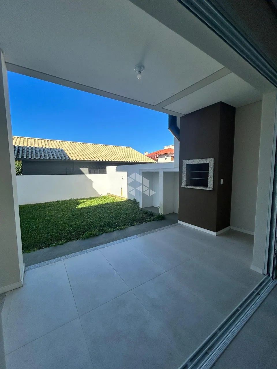 CASA COM 3 QUARTOS SENDO 1 SUÍTE 2 VAGAS À VENDA NO CARIANOS EM FLORIANÓPOLIS