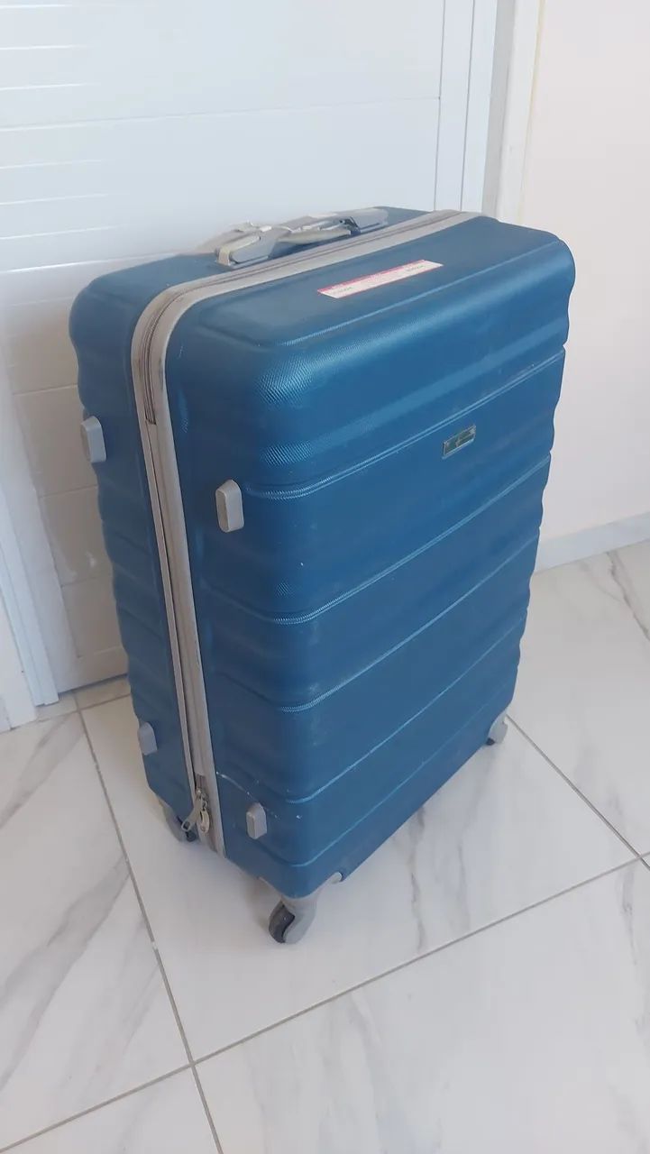 Mala de viajem grande semi nova 