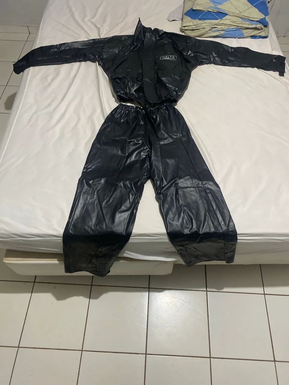 Capa de chuva tm: M (blusa e calça) e bota tm 40