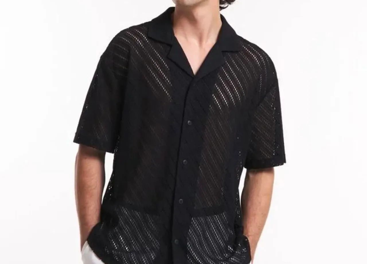 Camisa em Renda Texturizada e Manga Curta