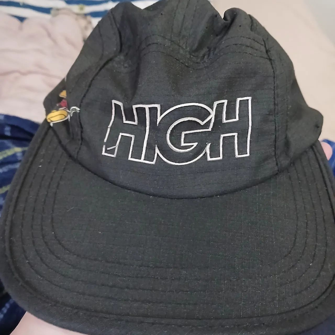 Vendo dois bonés um da high e um da Santa Marta usado poucas vezes!