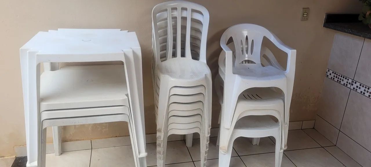 Mesas e Cadeiras (VENDO JUNTAS OU SEPARADAS)