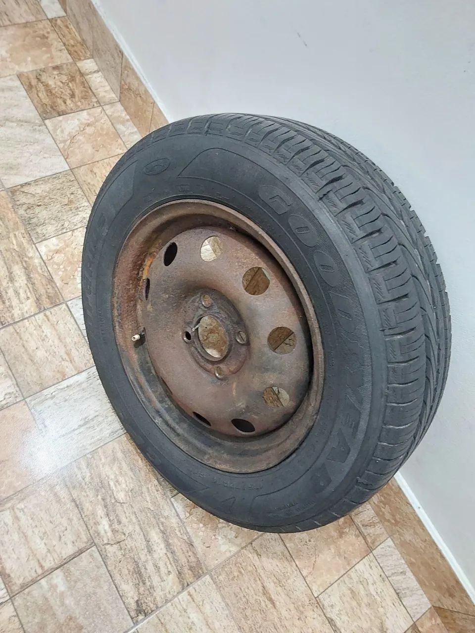 Pneu aro 14 175 70 Goodyear com roda  - Foto 2