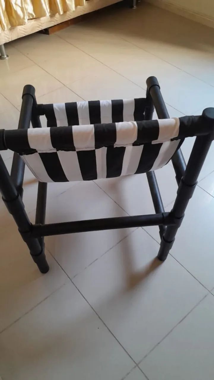 Poltrona feita  com canos de pvc e pintada de preto com assento de tecido Dohler  - Foto 3