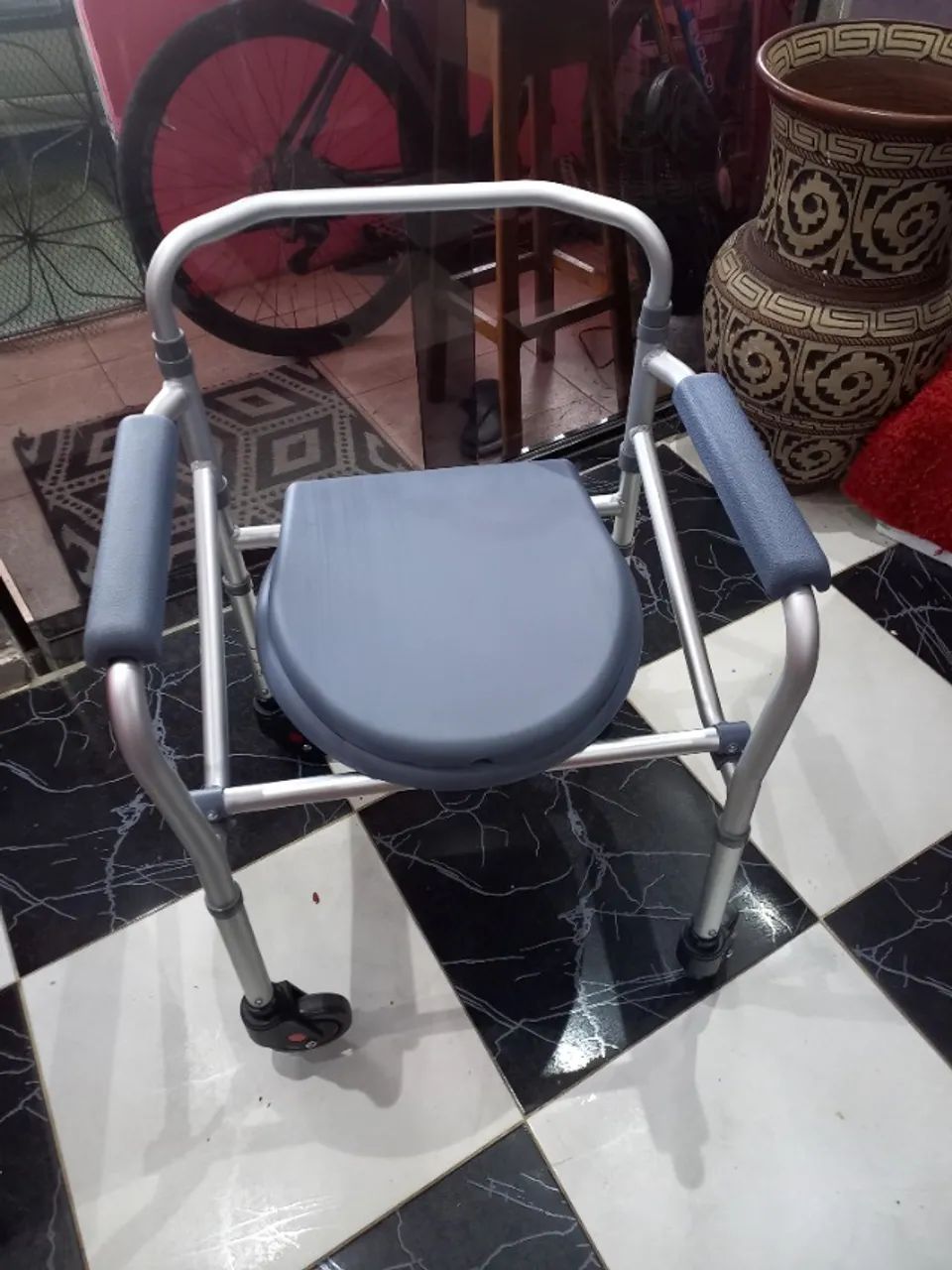 CADEIRA DE BANHO NOVINHA-