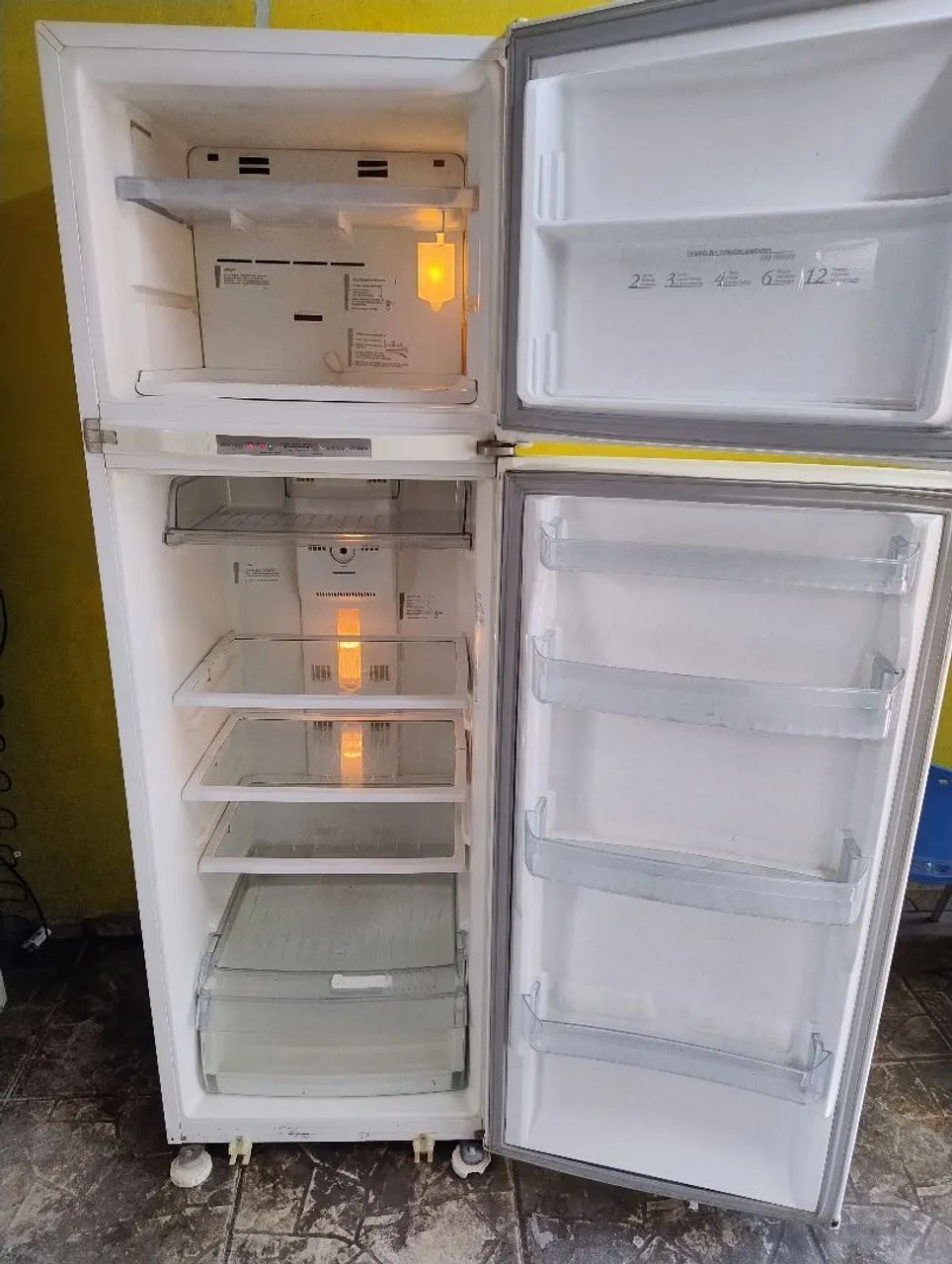 Geladeira Frost Free funcionando perfeitamente 