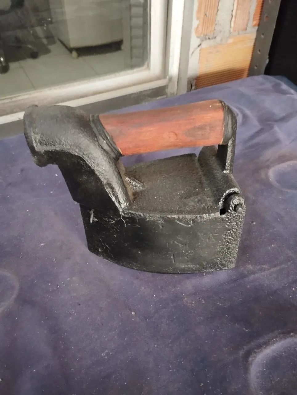 Vendo ferro de passar roupa antigo  - Foto 2