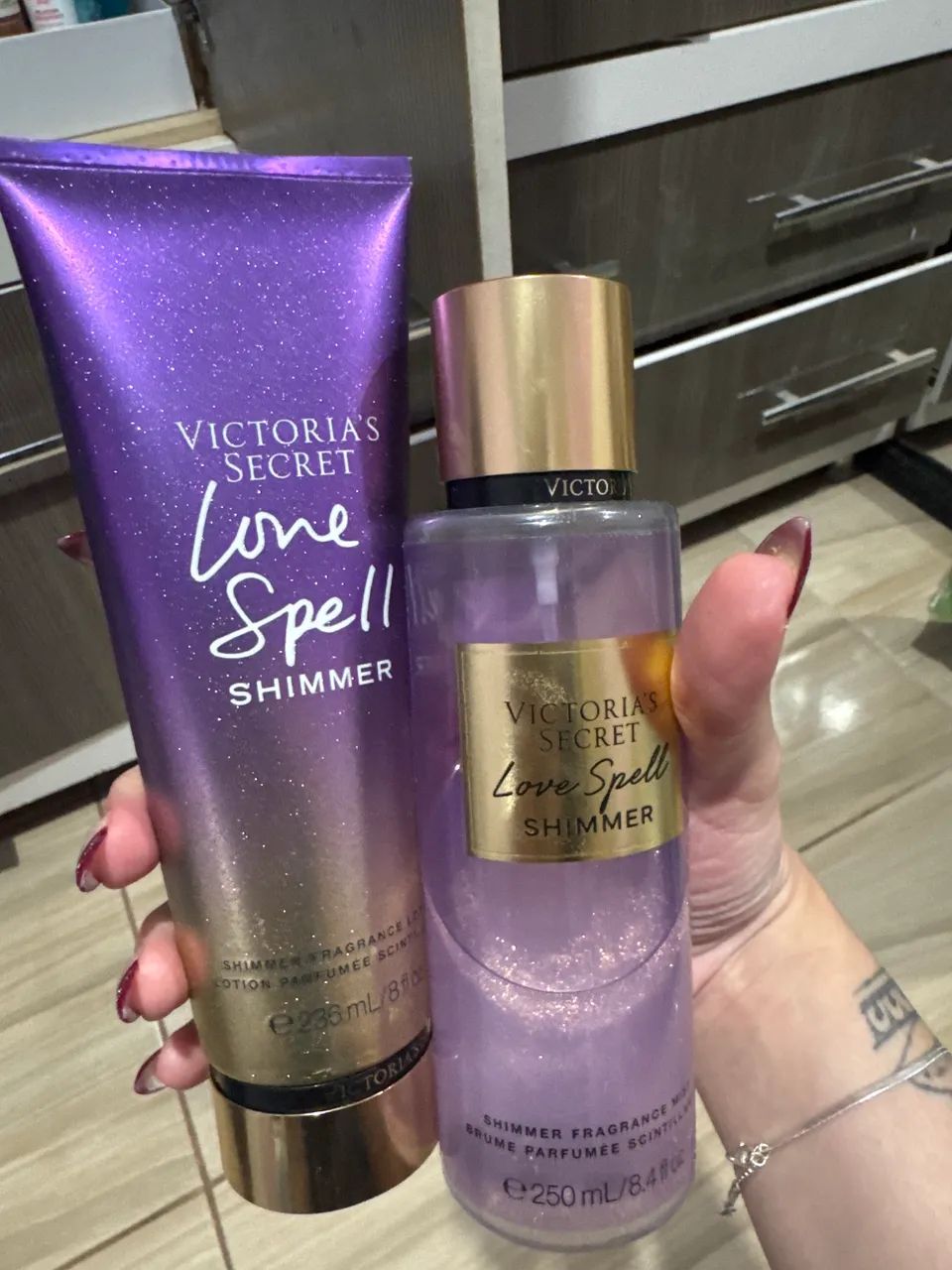 Hidratante Love Spell Shimmer Victoria Secrets (GANHE BRINDE) - Foto 3
