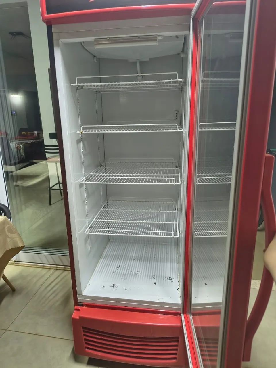 Freezer Budweiser em ótimo estado e funcionando perfeitamente.