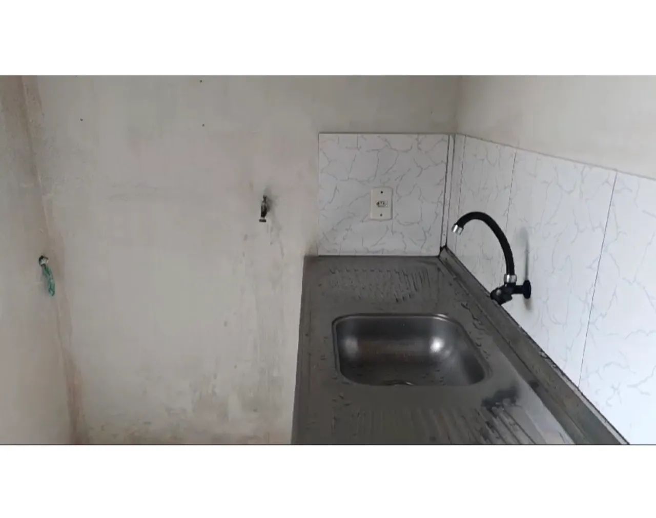 Vende-se casa com 2/4