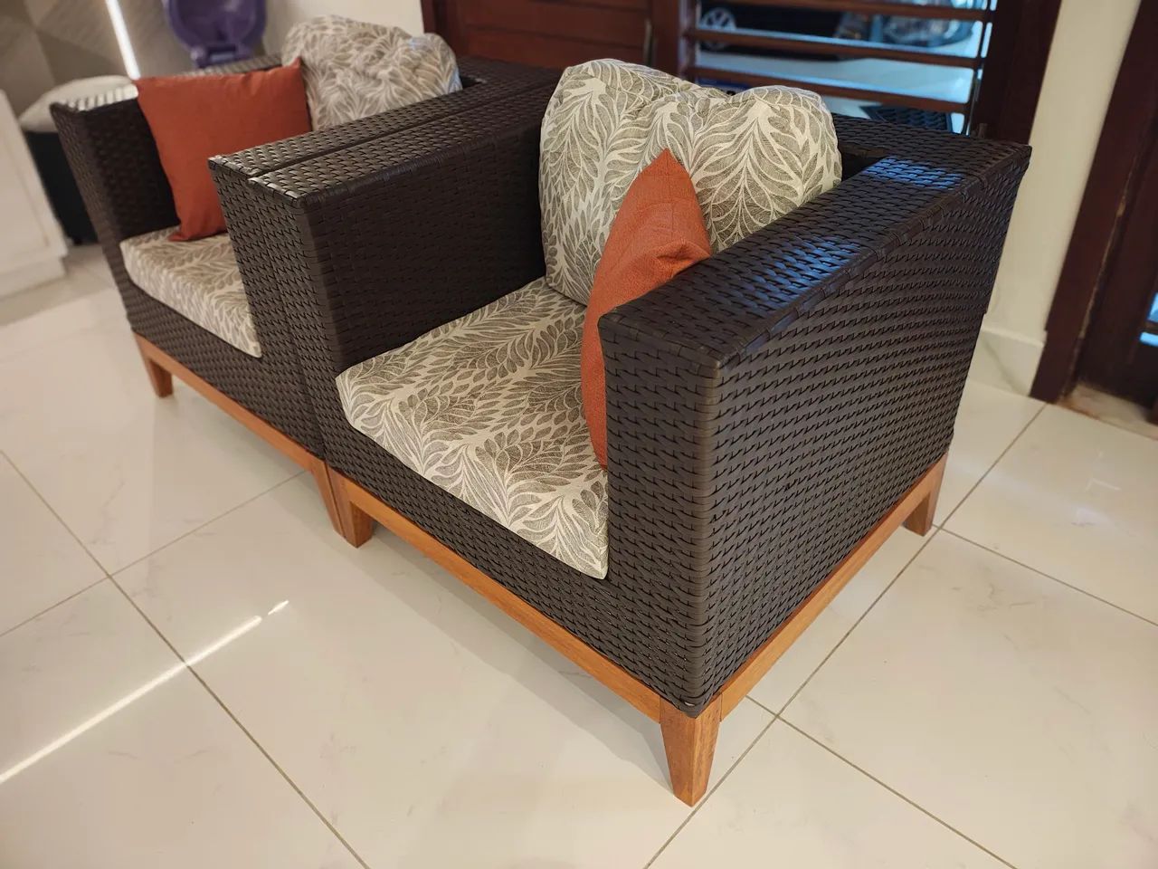 Sofá e poltronas com acabamento e madeira, para área interna ou externa - Foto 2