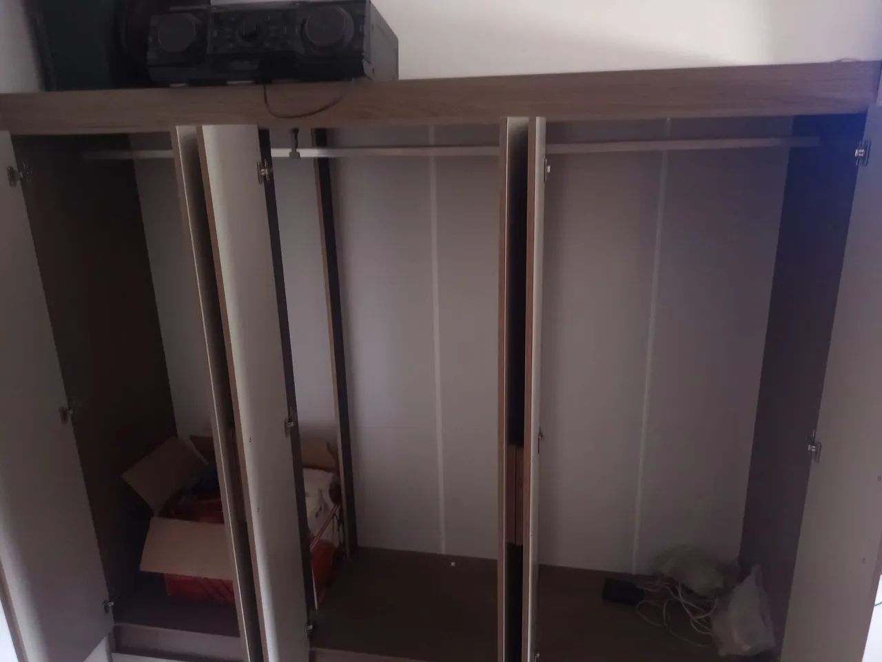 Vendo guarda roupas de 6 portas e 3 gavetas  - Foto 2