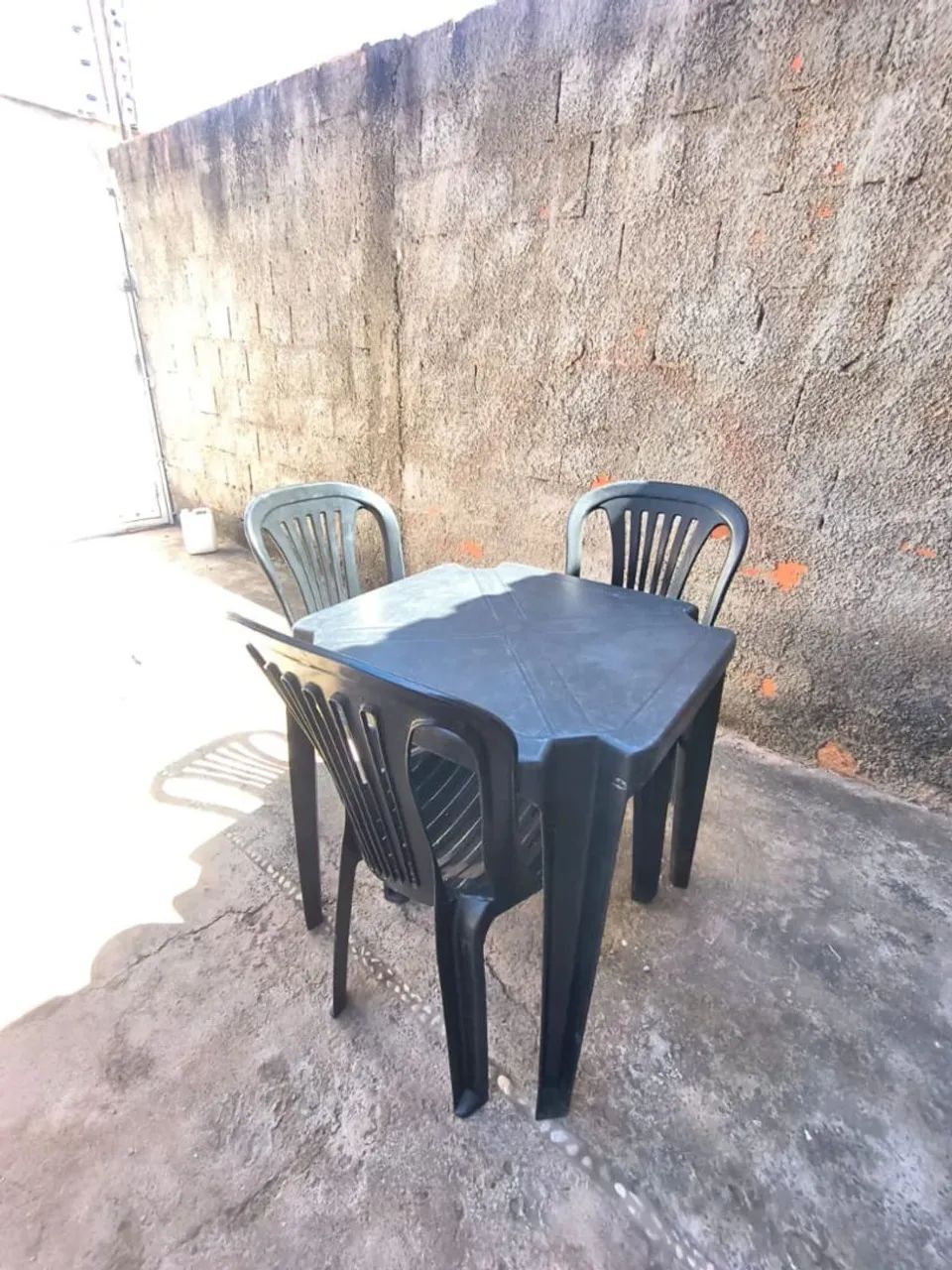 MESA COM TRÊS CADEIRAS 