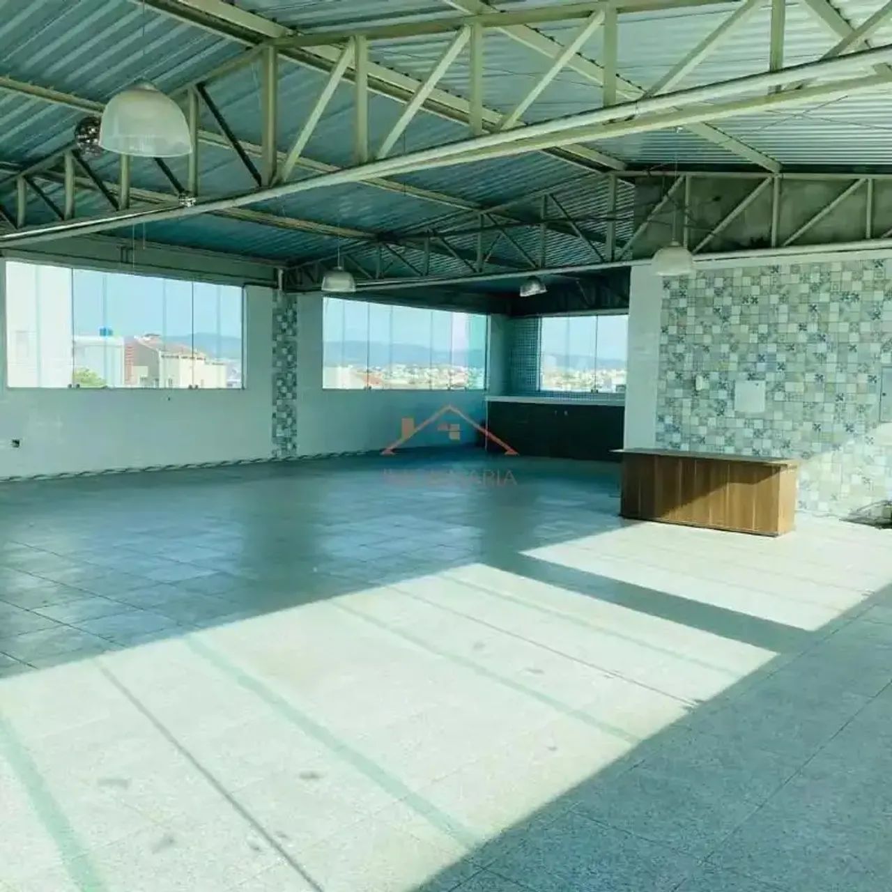 Andar corrido com aproximadamente 200m² em ótima localização próximo ao ponto comercial do