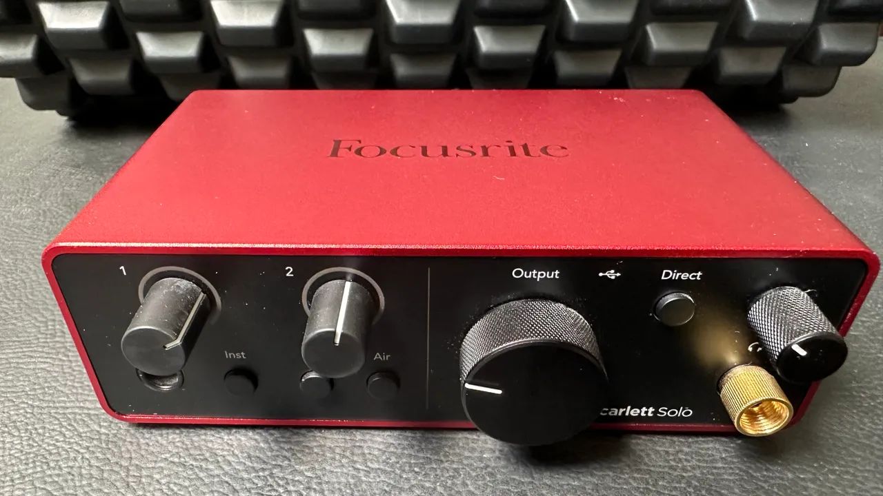 Interface De Áudio Focusrite Scarlett Solo 4th Gen vermelho