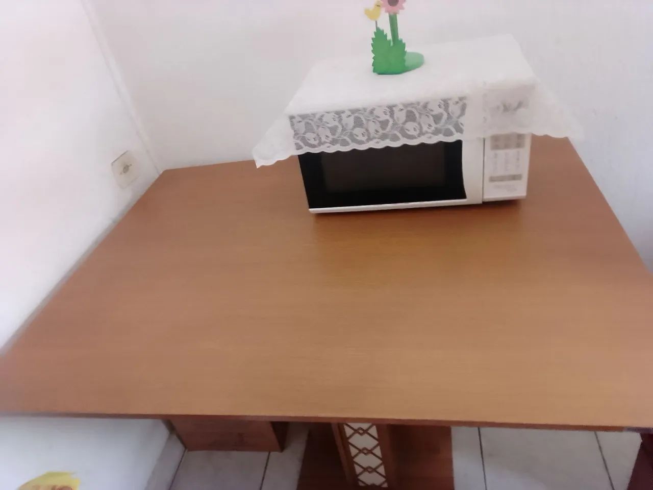 Mesa linda com 2 cadeiras  - Foto 2