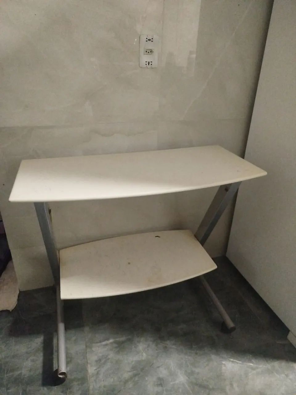 MESA DE COMPUTADOR COM RODINHAS 