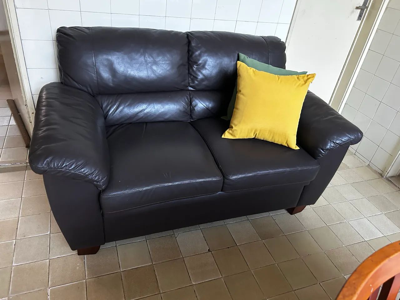 Conjunto de Sofás 3 e 2 Lugares em Courino Marrom - Foto 4