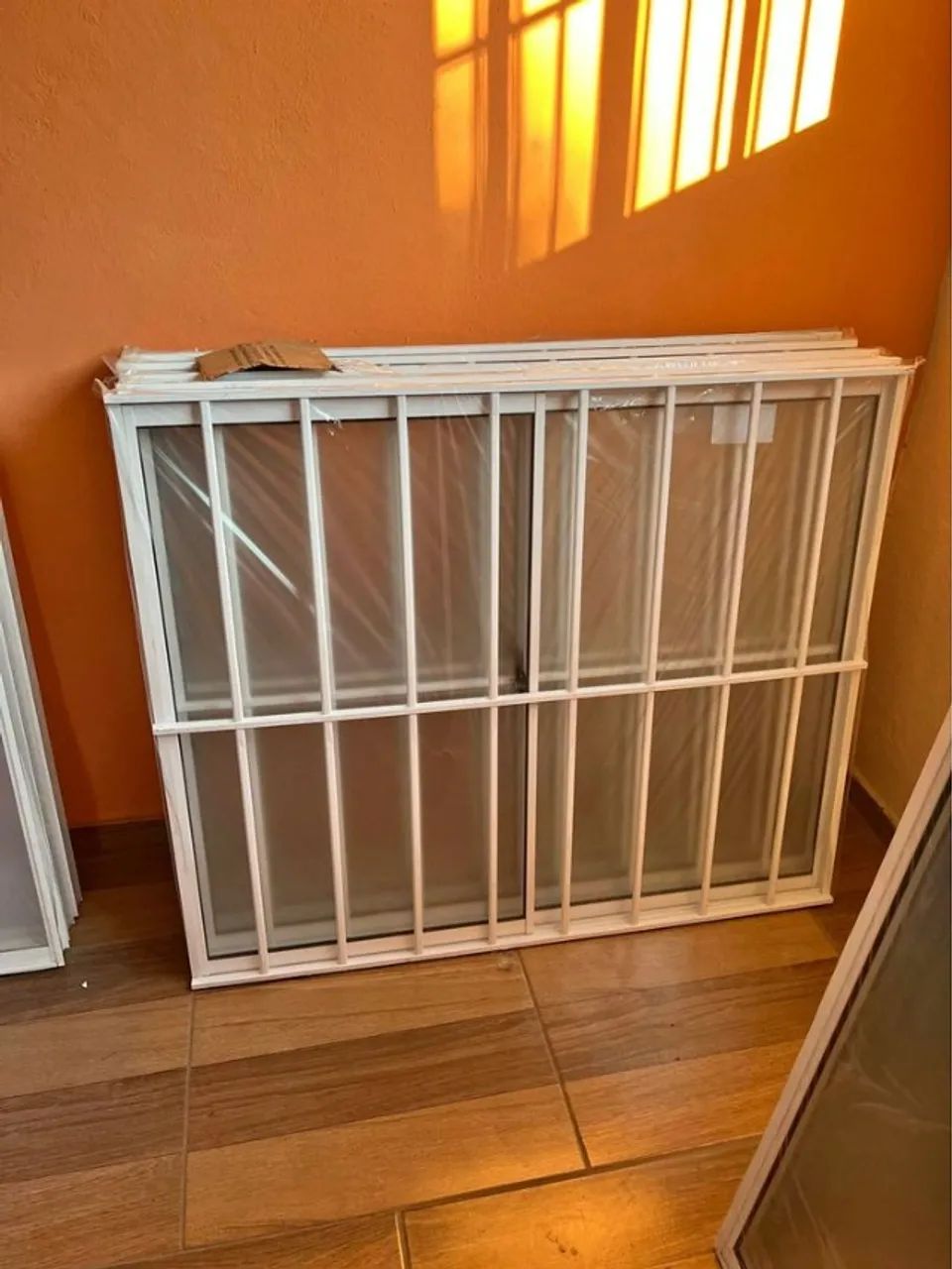 janela aluminio branco com grade 