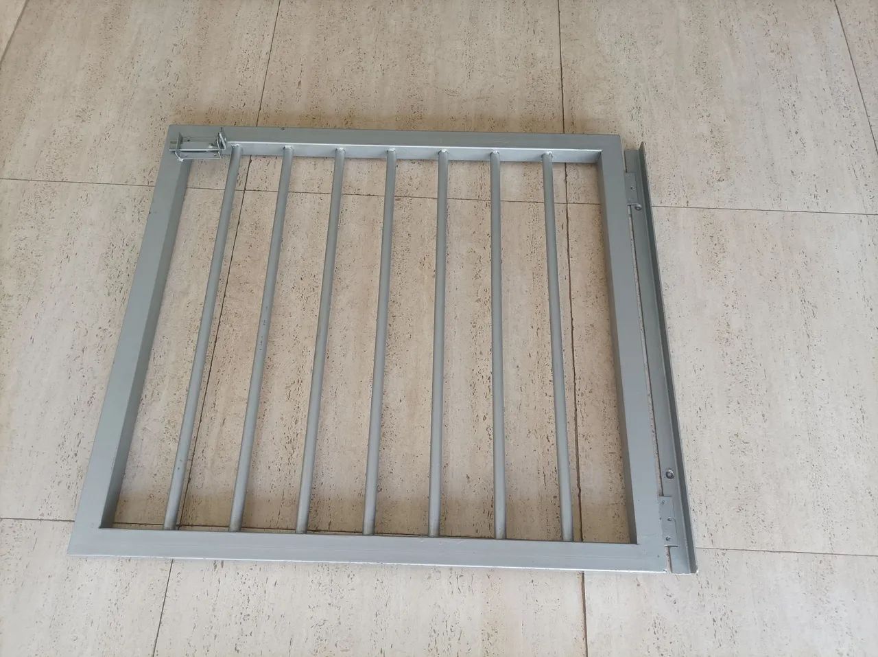 Grade de proteção de metal. Altura: 80cm. Comprimento: 89cm. Largura: 4cm. - Foto 3