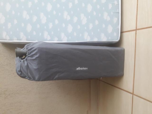 Berço portátil e bebe conforto