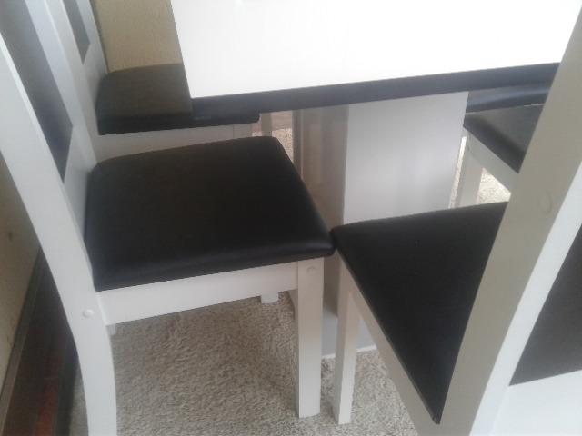 Mesa Nova com tampo e 06 cadeiras Branco/Preta - Foto 3