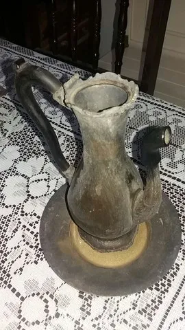 Linda jarra em estanho com prato antigo