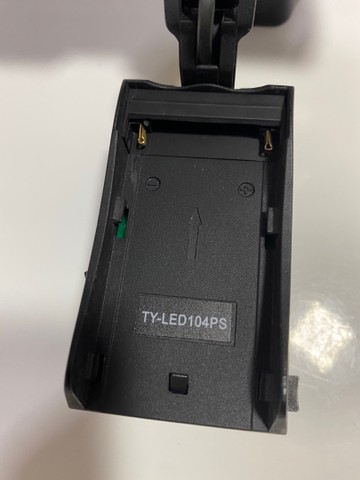 Iluminador de led para camera com dimmer 2 filtros completo com 1 bateria e carregador - Foto 5